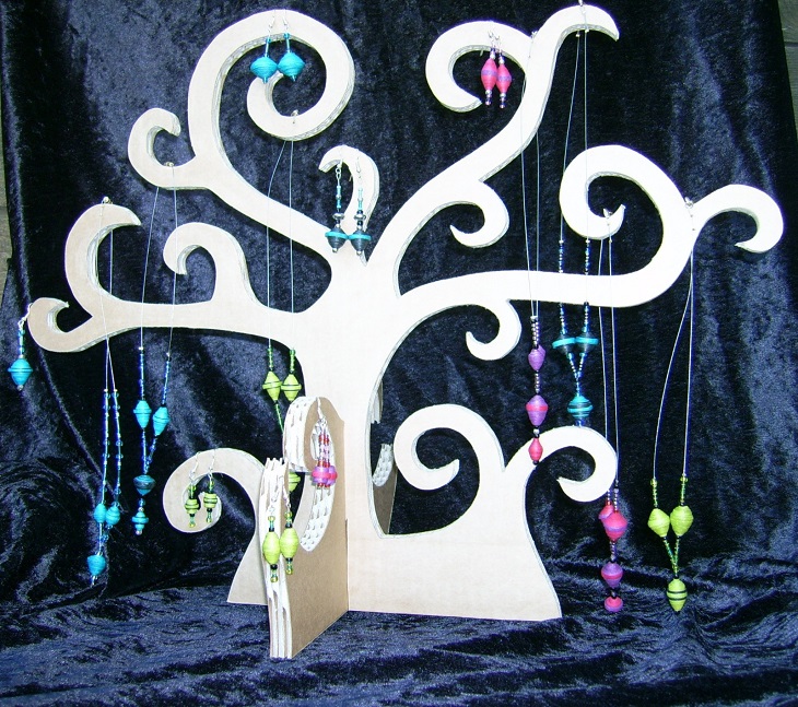 http://les-cartons-de-janete.over-blog.com/article-arbre-a-bijoux-108752474.html