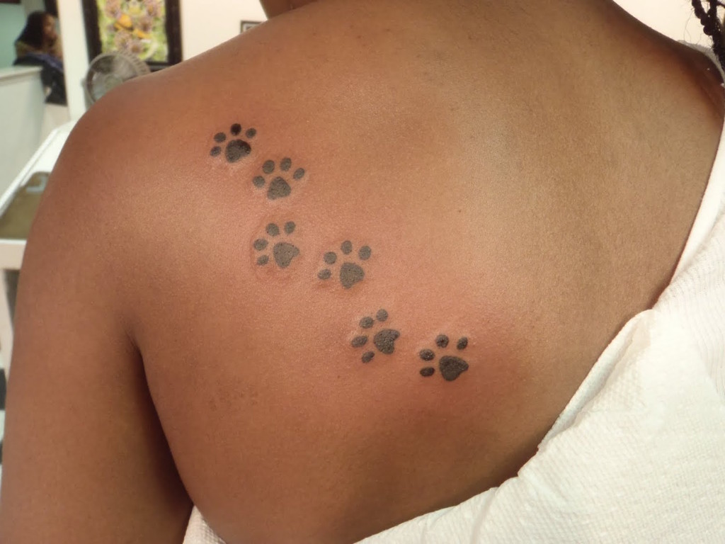 Le tatouage patte de chat séduit les amoureux des animaux !1