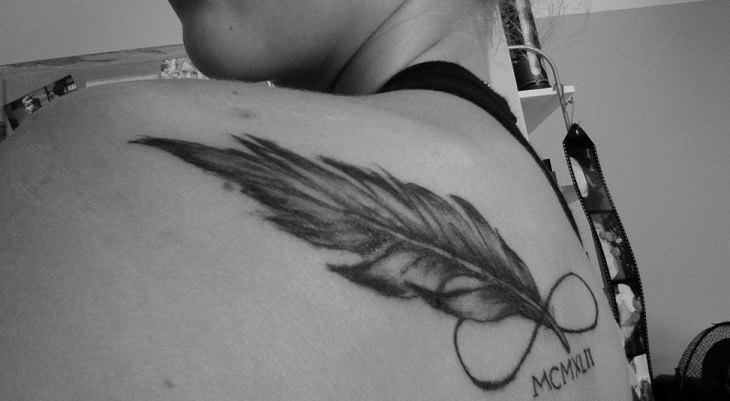 Un Tatouage Infini Plume A T Il Encore Du Sens