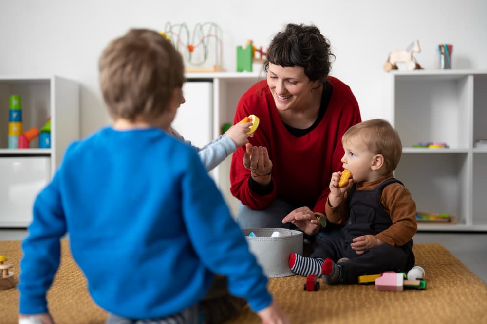 une nounou garde des enfants